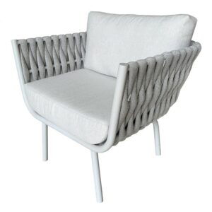 Poltrona Karla elaborada com tricô náutico e estrutura de alumínio.